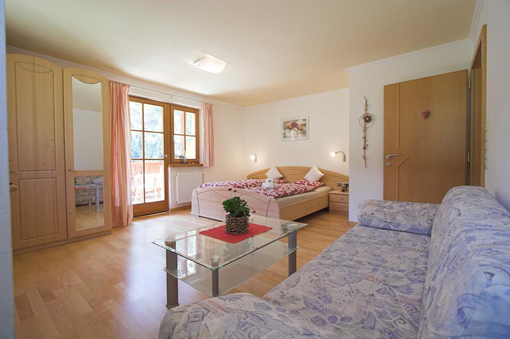 Apartments Dilln Guetl Tires Room photo