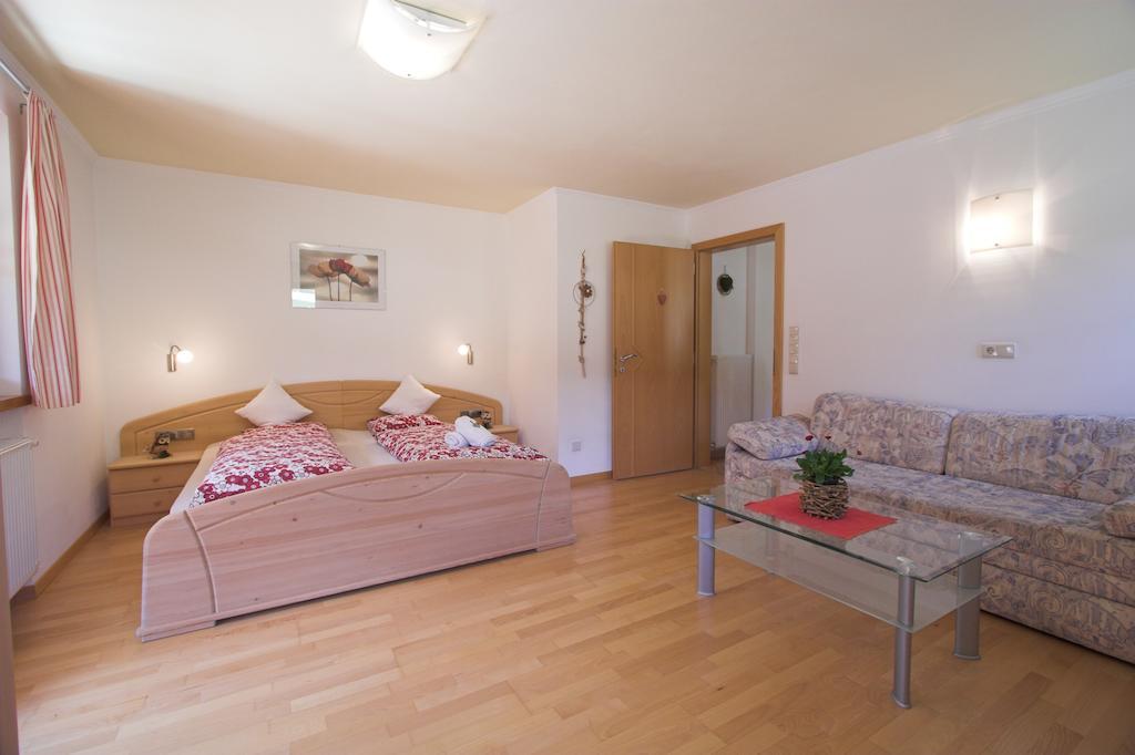 Apartments Dilln Guetl Tires Room photo